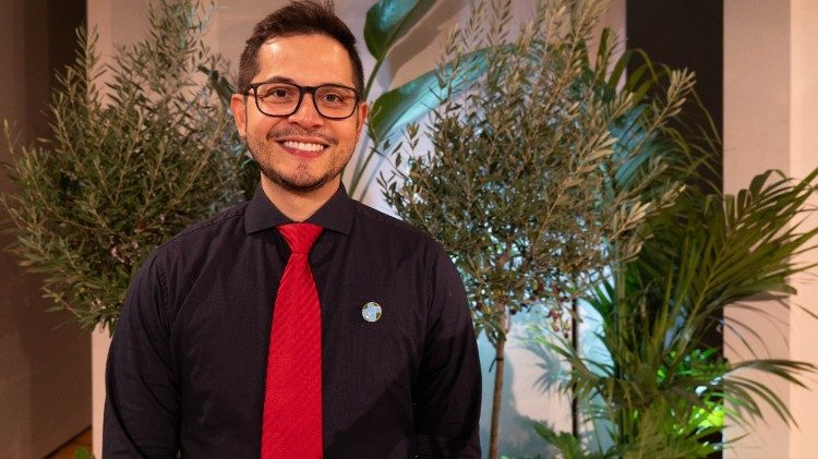 Igor Bastos no palco da conferência em um momento de pausa antes da apresentação.