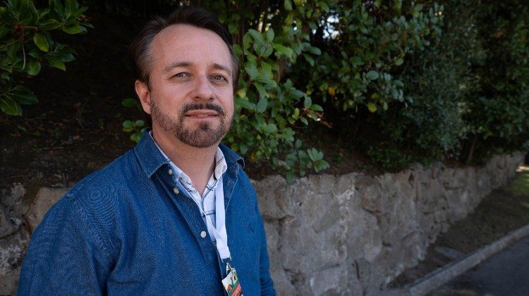 O professor Luciano de Moura Machado durante pausa conferência "Espalhando Esperança".