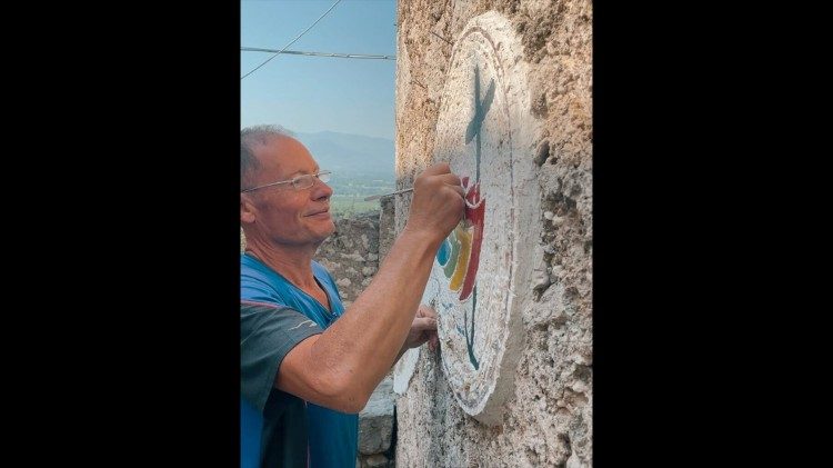 Il mosaico del logo del Giubileo per la Via della Luce