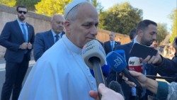Papież Leon XIV podczas rozmowy z dziennikarzami 