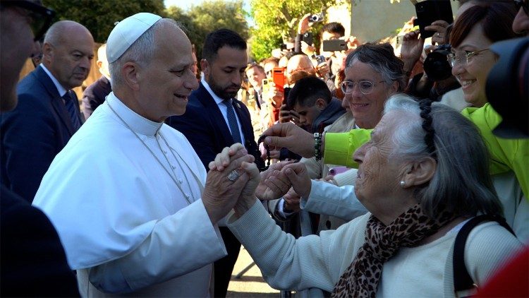 Saudação aos fiéis do lado de fora da Villa Barberini