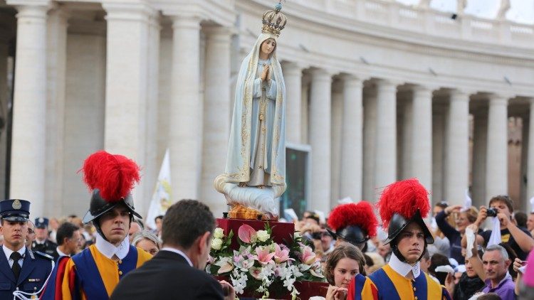 La statua della Madonna di Fatima in Piazza San Pietro