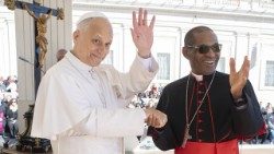 O Papa Leão XIV com o Cardeal Dom Arlindo Gomes Furtado, na Audiência Jubilar - Jubileu dos Migrantes e Missionarios