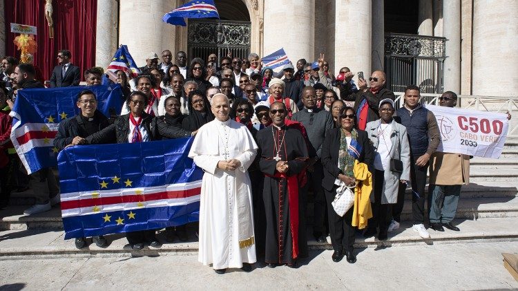 O Santo Padre, o Cardeal Dom Arlindo, com peregrinos cabo-verdianos no Jubileu dos Migrantes e Missionários