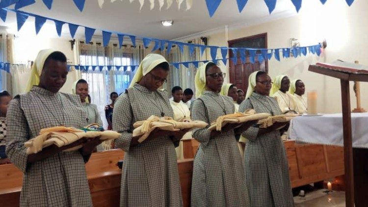 在坦桑尼亚传教的修女们