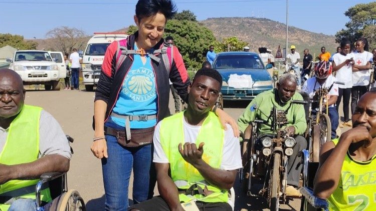 La Pequeña Apóstol de la caridad con los discapacitados a los que ayuda en Zambia