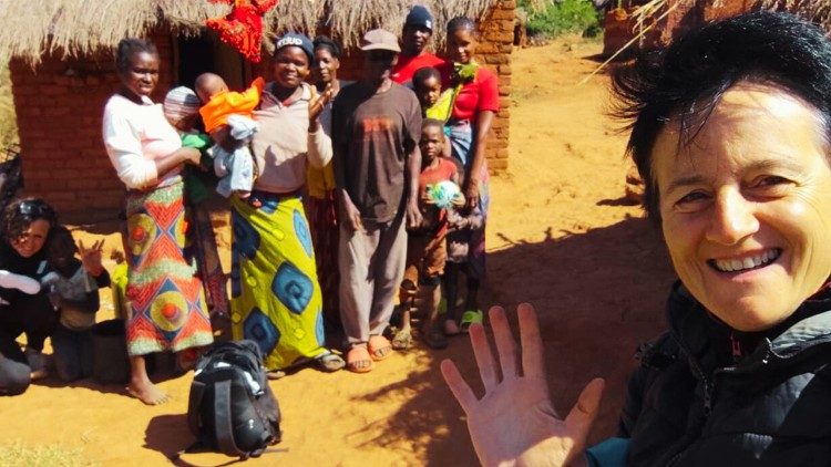 La consagrada y las familias a las que ayuda con la asociación «Insieme con i bambini» (Juntos con los niños)