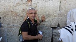 Giovanni davanti al Muro del Pianto a Gerusalemme, durante un pellegrinaggio in Terra Santa