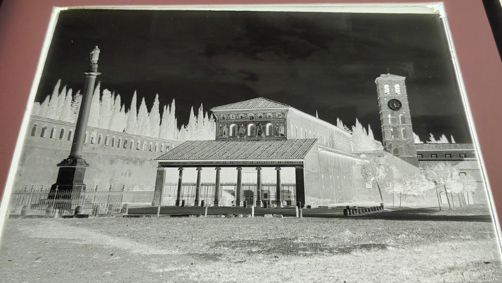 Le lastre attraverso i visori della Fototeca presenti in mostra