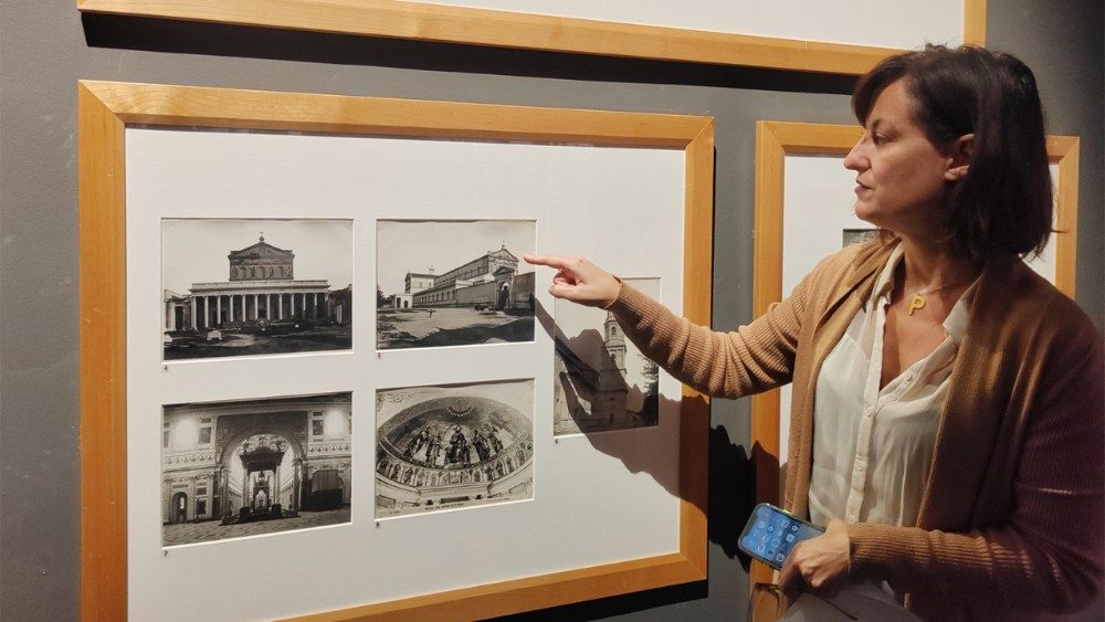 Paola Di Giammaria mostra alcune foto esposte in mostra