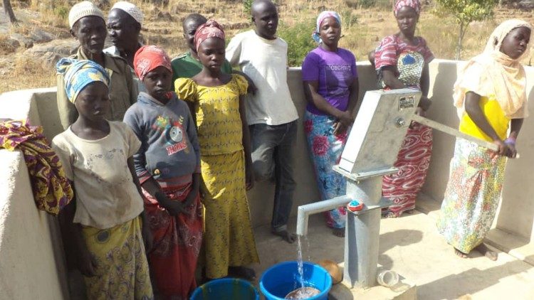 L’approvvigionamento dell’acqua nell’Estremo Nord del Camerun. Foto di: Padre Danilo Fenaroli