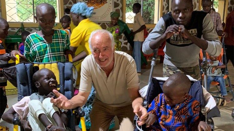 Padre Fenaroli con dei bambini aiutati nel Centro Betlemme. Foto di: Padre Danilo Fenaroli