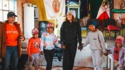 Các nhà truyền giáo và trẻ em tại làng quê ở Zamora