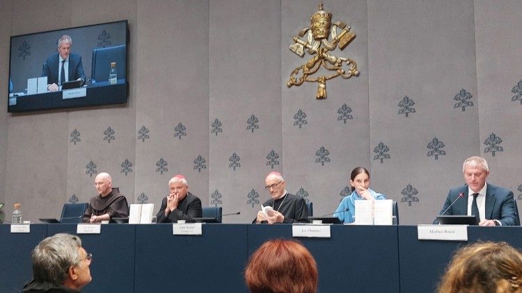 La conferenza di presentazione di "Dilexi te" nella Sala Stampa della Sala Stampa