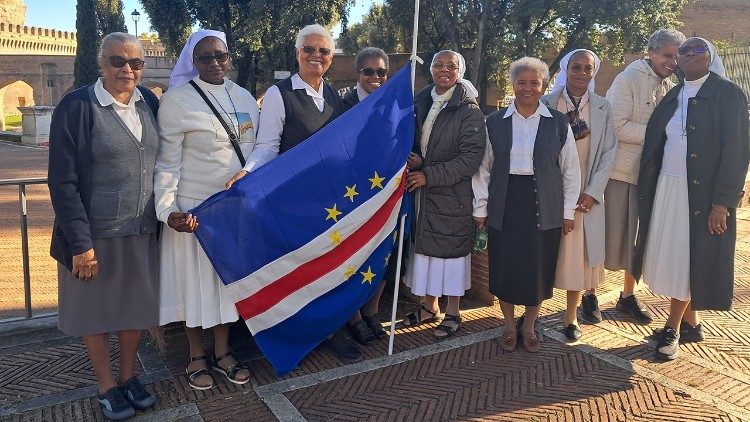 Algumas das Irm&atilde;s da Fraternidade Rainha dos Cora&ccedil;&otilde;es juntamente cou irm&atilde;s doutras Congrega&ccedil;&otilde;es em Roma durante o Grande Jubileu 2025