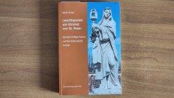 Martha Schads Werk über die heiligen Frauen auf dem Petersplatz