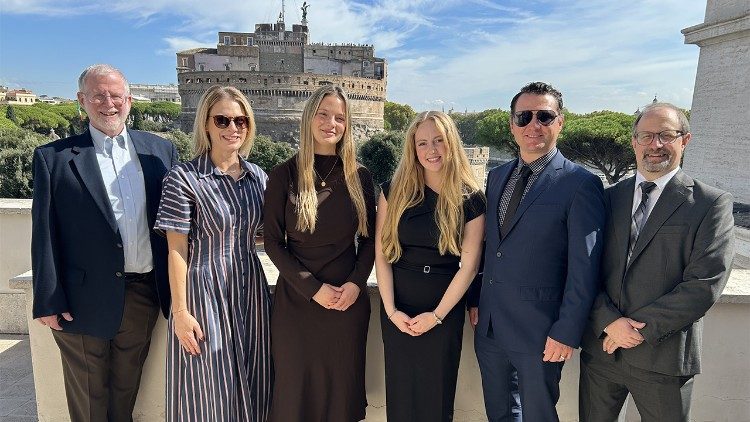 Algunos de los estudiantes y profesores que se reunieron con el Papa León XIV.