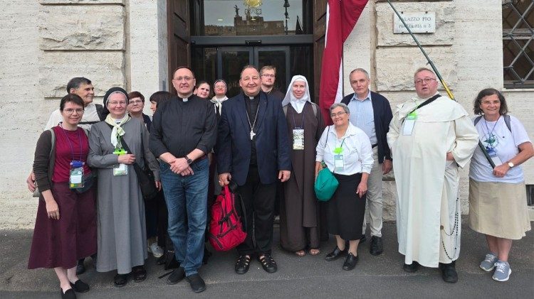 Konsekrētās personas no Latvijas apmeklē Vatikāna Radio