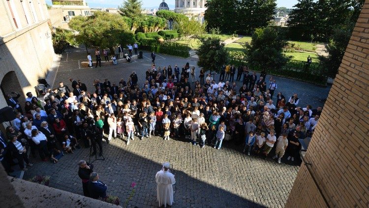 Leó pápa a Kommunikációs Dikasztérium munkatársaival a Vatikáni Kertekben  