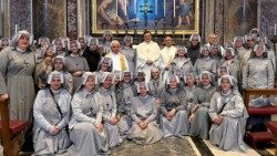 Siostry ze Zgromadzenia Sióstr Matki Bożej Miłosierdzia podczas dziękczynienia za kanonizację s. Faustyny Kowalskiej