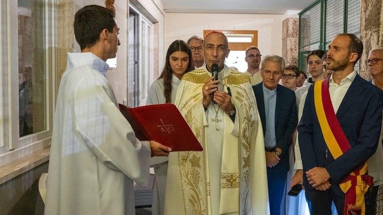 Vikar rimske škofije, kard. Reina, med blagoslovom Doma upanja