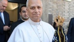 Papa Leão com a imagem de Nossa Senhora Aparecida