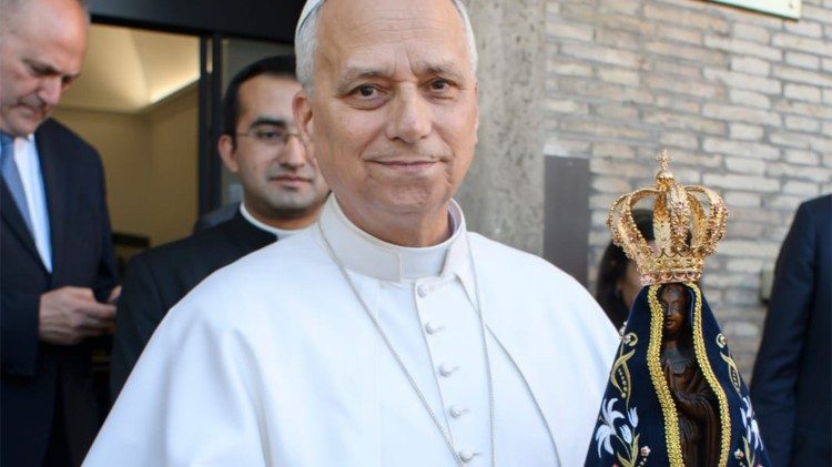 Papa Leão com a imagem de Nossa Senhora Aparecida