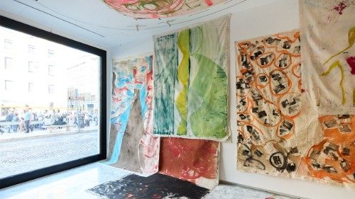 La instalación de Vivian Suter en el espacio de "Conciliazione 5". Foto de Francesco Gili, cortesía del Dicasterio para la Cultura y la Educación y de la artista.