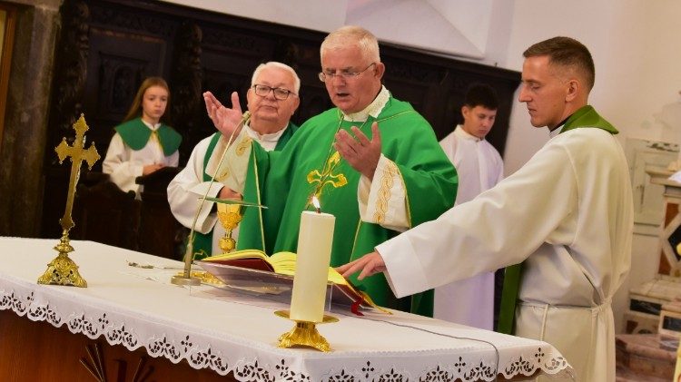 Nadbiskup Mate Uzinić predvodio misu u kastavskoj crkvi sv. Jelene Križarice (Riječka nadbiskupija)