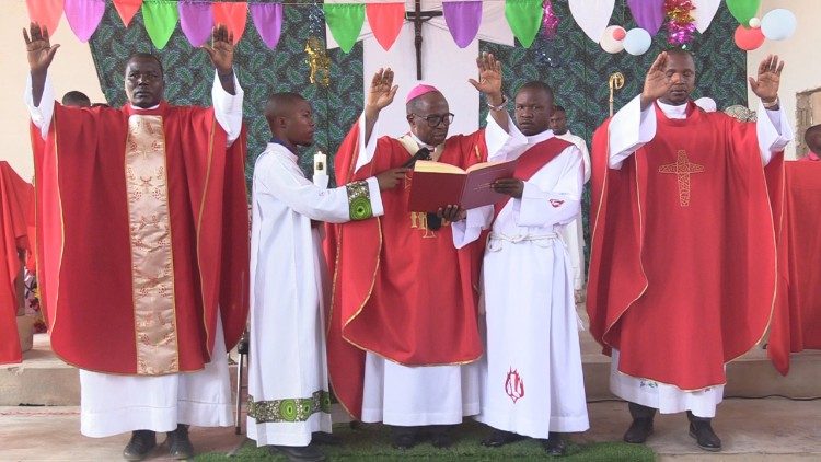 Invocação ao Espírito Santo sobre os crismandos