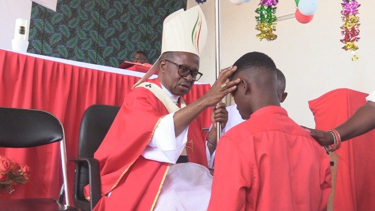 Arcebispo de Nampula (Moçambique), D. Inácio Saúre, durante as confirmações na Paróquia São João de Deus