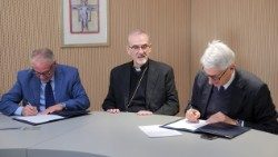 Il presidente dell'Ospedale Bambino Gesù, Tiziano Onesti (a destra), e il direttore generale del Saint Joseph General Hospital, Jamil Koussa (a sinistra), firmano l'intesa bilaterale. Al centro, il cardinale Pierbattista Pizzaballa, patriarca latino di Gerusalemme