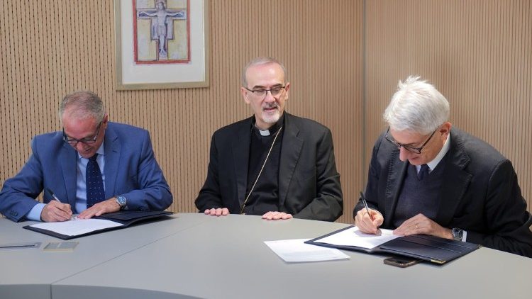 Tiziano Onesti, presidente del Hospital Bambino Gesù (a la derecha), y Jamil Koussa, director general del Saint Joseph General Hospital (a la izquierda), firman el acuerdo bilateral. En el centro, el cardenal Pierbattista Pizzaballa, Patriarca Latino de Jerusalén