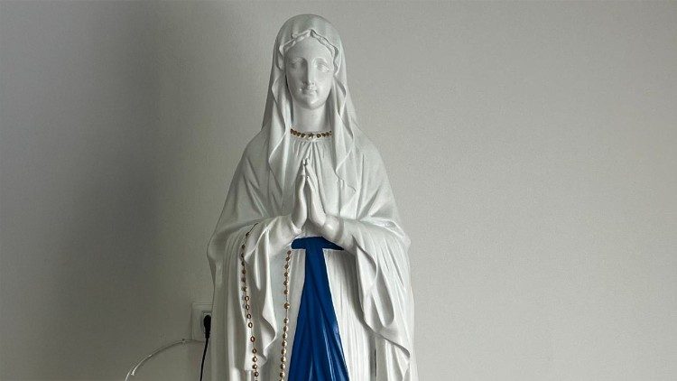 La statua della Madonna di Lourdes in visita al carcere di Rebibbia