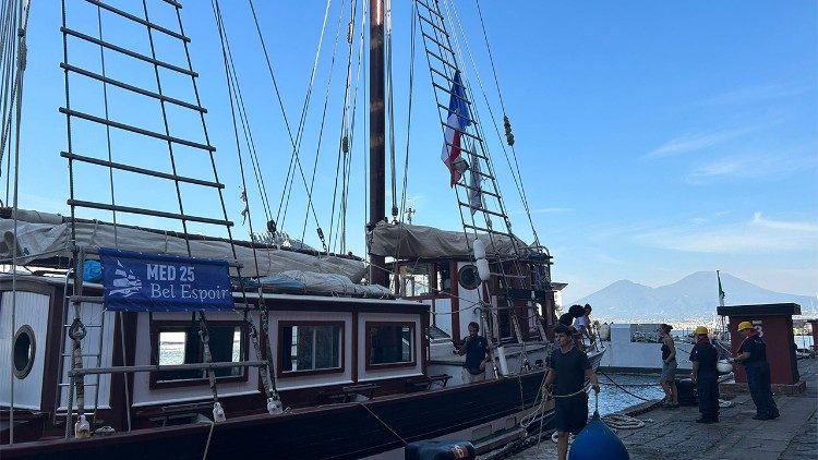 La nave Bella Speranza è al porto di Napoli, pronta per salpare verso Roma e Marsiglia. 
