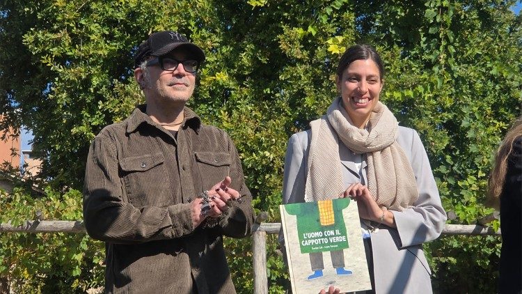 Davide Calì e Irene Penazzi, autrice delle illustrazioni  de "L'uomo con il cappotto verde"
