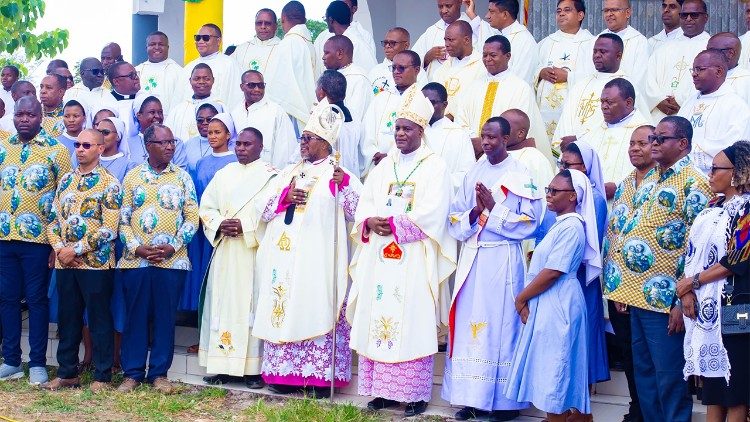 Photo prise le 14 octobre 2025, après la cébration eucharistique à Dar es Salam en la mémoire du père fondateur de la nation, Mwalimu Julius Kambarage Nyerere..