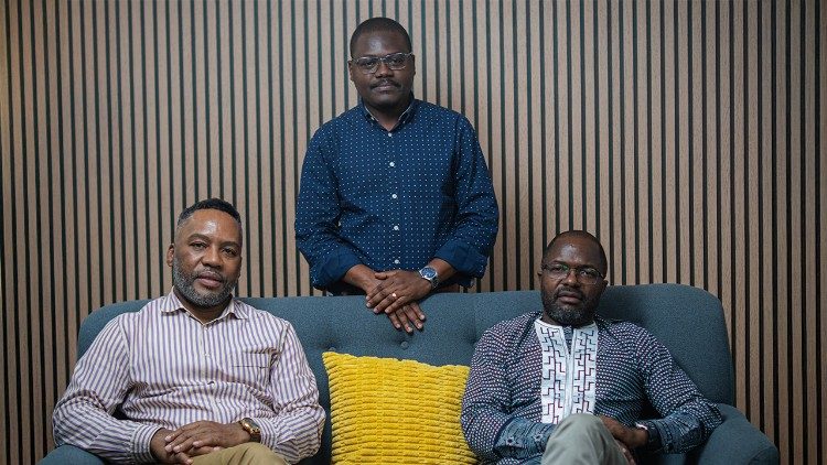 Padre Celestino Epalanga e o analista político Albino Pakisi, Angola