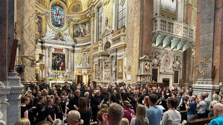 Über 150 Chorsängerinnen und Chorsänger aus dem Bistum Münster bei ihrem Konzert in Santa Maria dell’Anima in Rom.
