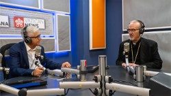 Il cardinale Pizaballa nello studio di Radio Vaticana