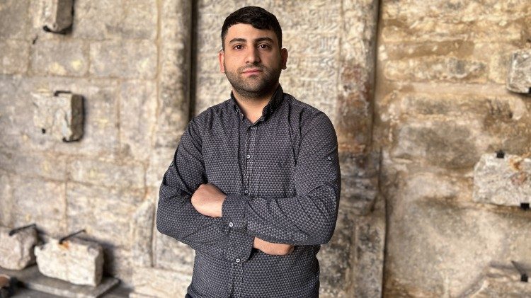 Fadi, 27 ans, s'est formé pendant trois ans avant de participer à la restauration de la Porte des Douze Apôtres 