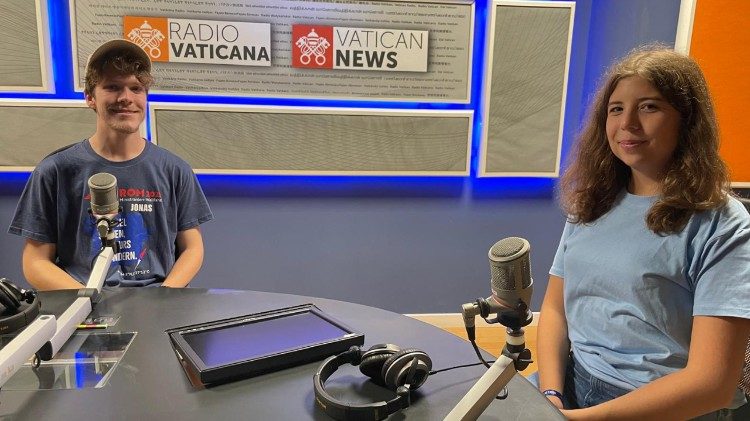 Jonas-Matthias und Lilly Marie am Mikrofon von Radio Vatikan