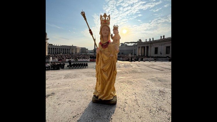 Figura Matki Bożej Ludźmierskiej, przekazana Papieżowi Leonowi XIV