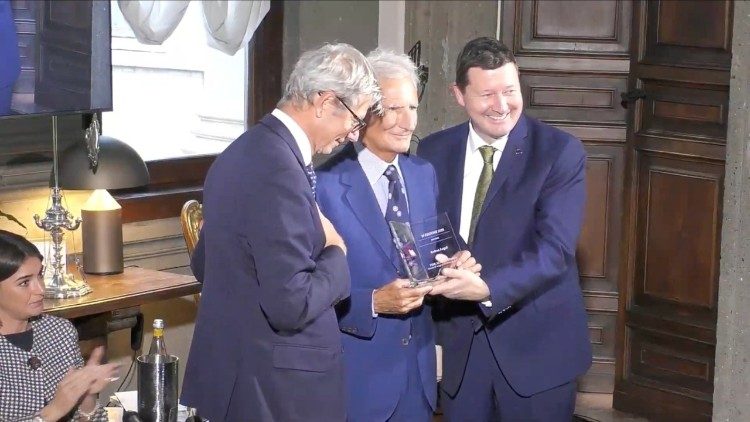 El momento de la premiación de Andrea Angeli
