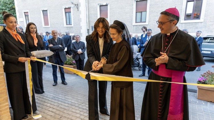 Suor Raffaella Petrini, presidente del Governatorato dello Stato della Città del Vaticano (al centro) con Laura Gabrielli, presidente della Magazzini Gabrielli spa, taglia il nastro per l'inaugurazione del punto vendita