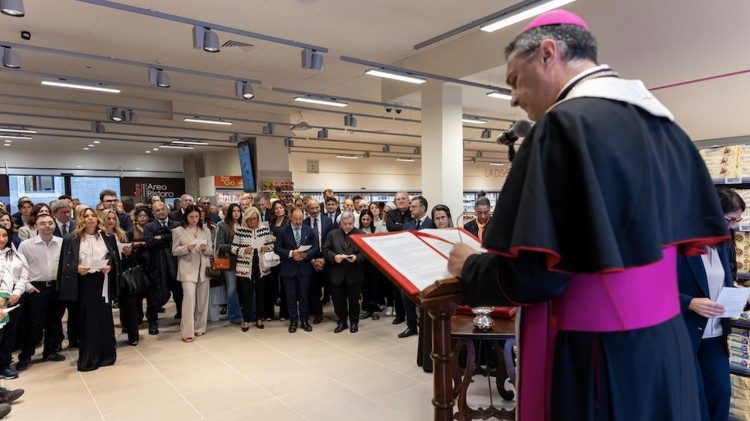 L'arcivescovo Emilio Nappa, segretario generale del Governatorato, benedice il punto vendita rinnovato