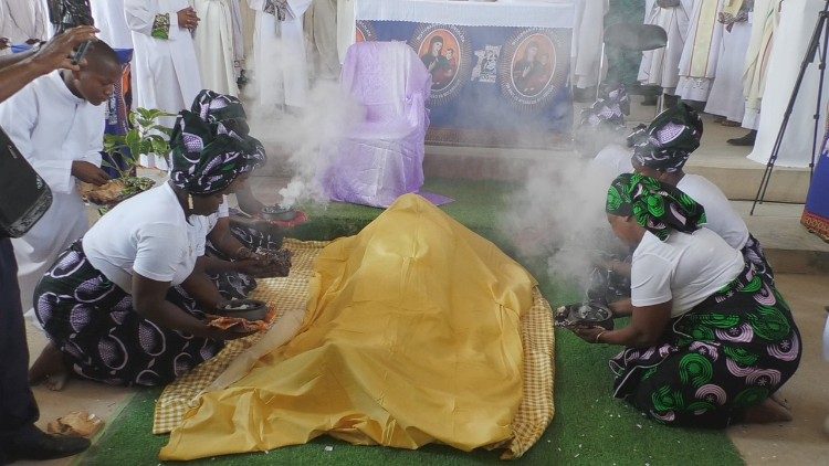 Canto das ladaínhas, durante a ordenação sacerdotal do Padre Telmo Avelino José Hariya