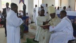 Ordenação sacerdotal do Padre Telmo Hariya, pelo arcebispo de Nampula (Moçambique), D. Inácio Saúre