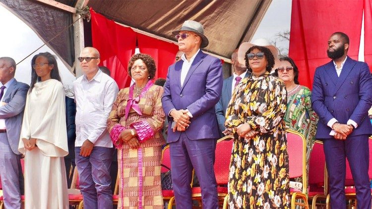 Grupo de políticos angolanos que participam no debate sobre a reconciliação nacional