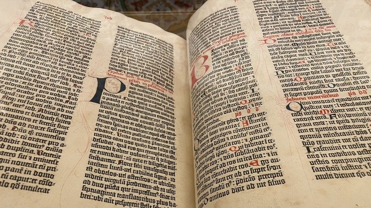 Un esemplare della Bibbia esposto dalla BAV